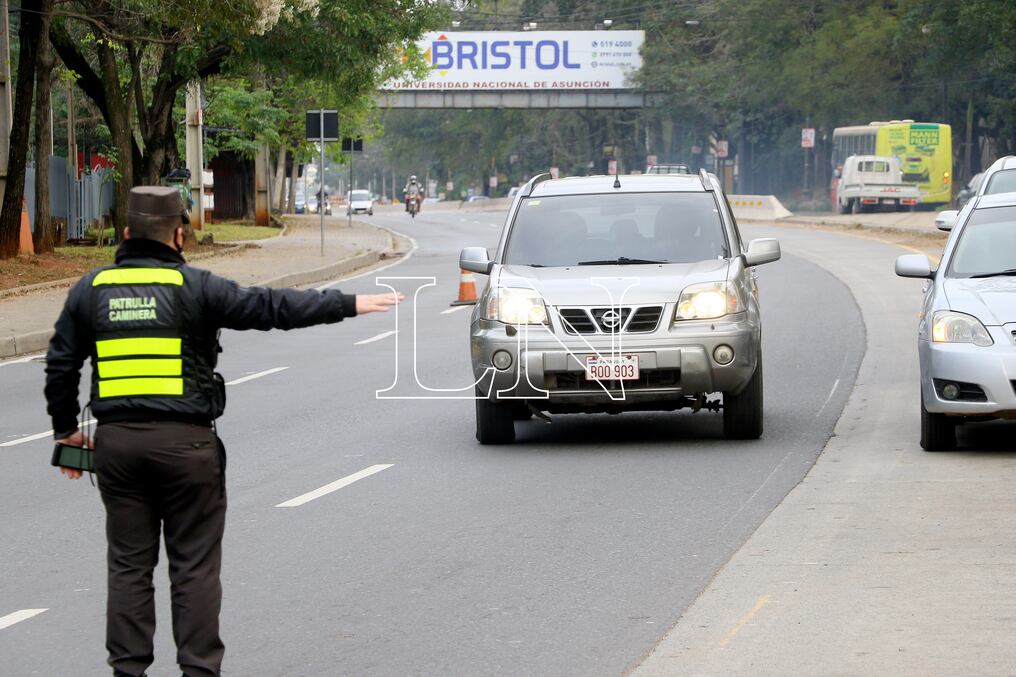 Los inspectores comenzarán a aplicar las multas a los conductores cuyos documentos como licencia de conducir o habilitación municipal estén vencidos. Foto: Christian Meza.