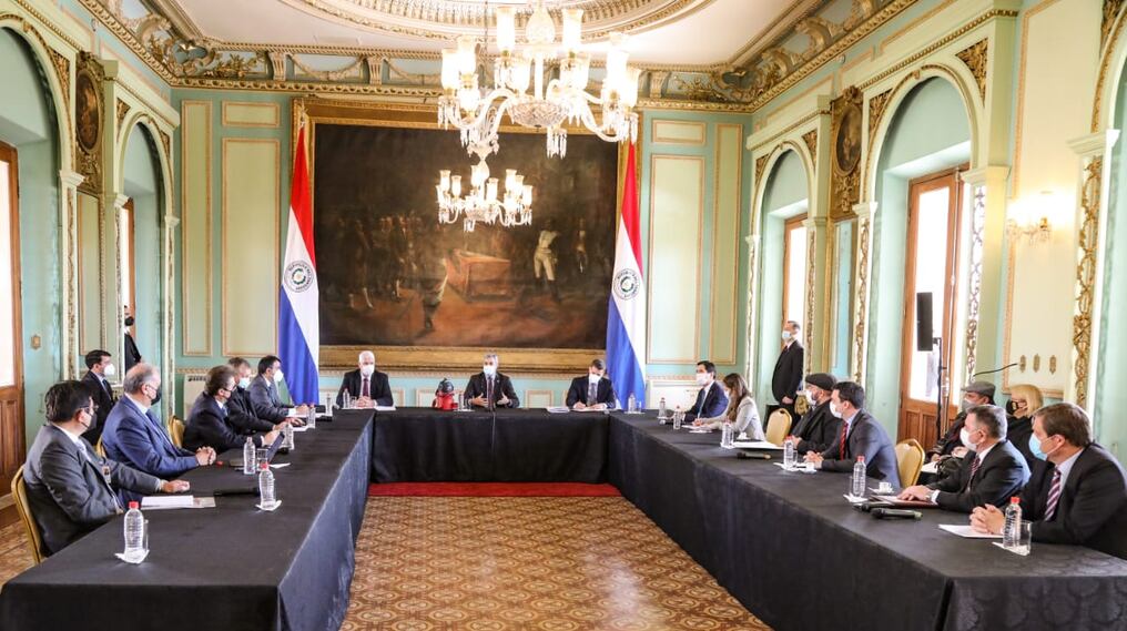El ministro de Hacienda, Óscar Llamosas, dijo que principalmente genera desazón lo relacionado con el precio del petróleo por el alza que experimenta el mercado internacional. Foto: Gentileza.
