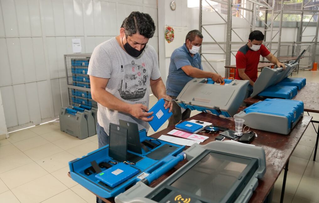 Estas 3.000 máquinas verificadas y testeadas, son parte de las 15.000 que serán utilizadas para los comicios partidarios y generales. Foto: Gentileza.