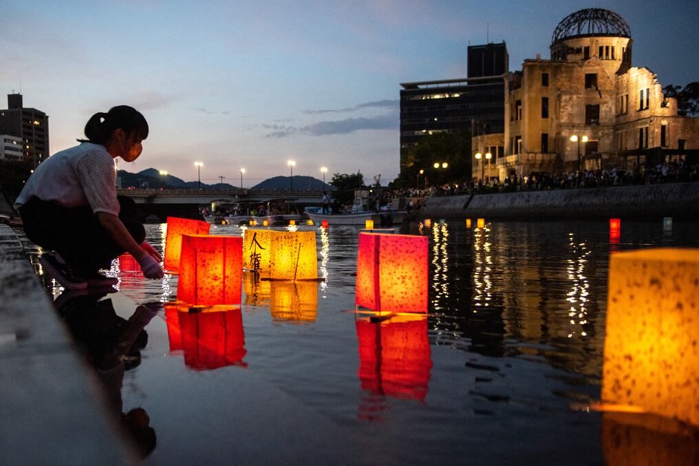 Como cada año, los ciudadanos se han concentrado en el Parque Monumento a la Paz de la ciudad con la participación del primer ministro nipón, Fumio Kishida, y representantes de 99 países y de la ONU. Foto: AFP.