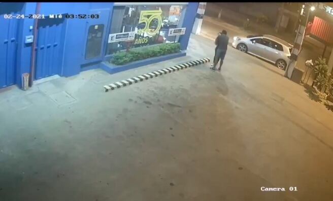 Un video grafica la brutalidad de la agresión de un hombre hacia una mujer a quien abrazó y besó antes de golpearla. Foto: Captura de pantalla.