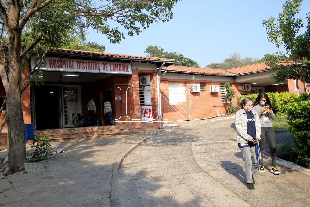 En el Hospital de Lambaré, los familiares montan guardia en alrededores ante el pedido de medicamentos para pacientes con COVID-19. Foto: Pánfilo Leguizamón
