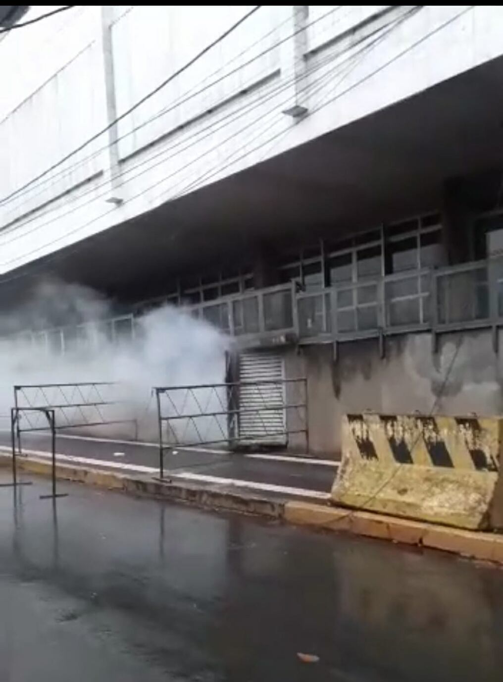 El principio de incendio se pudo controlar gracias a la rápida acción de los funcionarios del Poder Judicial y la Ande. Foto: Gentileza.