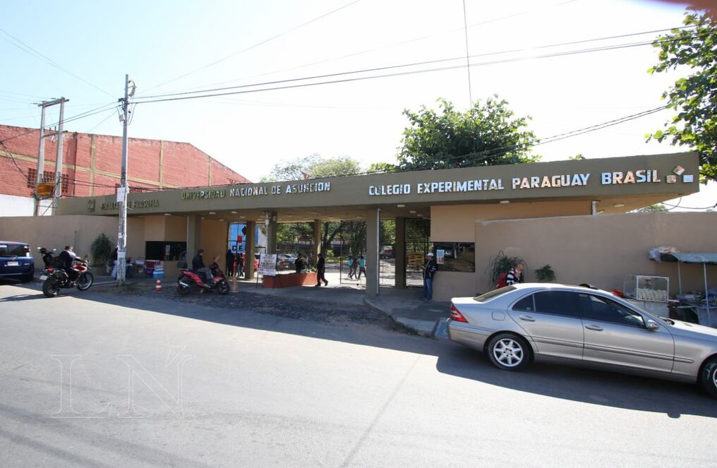 Estudiantes de la filial de Filosofía en Caacupé anuncian una manifestación para esta tarde contra el cierre arbitrario de la carrera de Letras. Foto: Archivo.