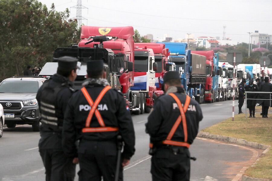 Desde este lunes la Policía Nacional comenzó con lo que sería el operativo de despeje de rutas. En la primera jornada se logró detener a 24 camioneros que cerraban el paso a los demás conductores y de esta forma garantizan la libre circulación. Foto: Archivo /Eduardo Velázquez.