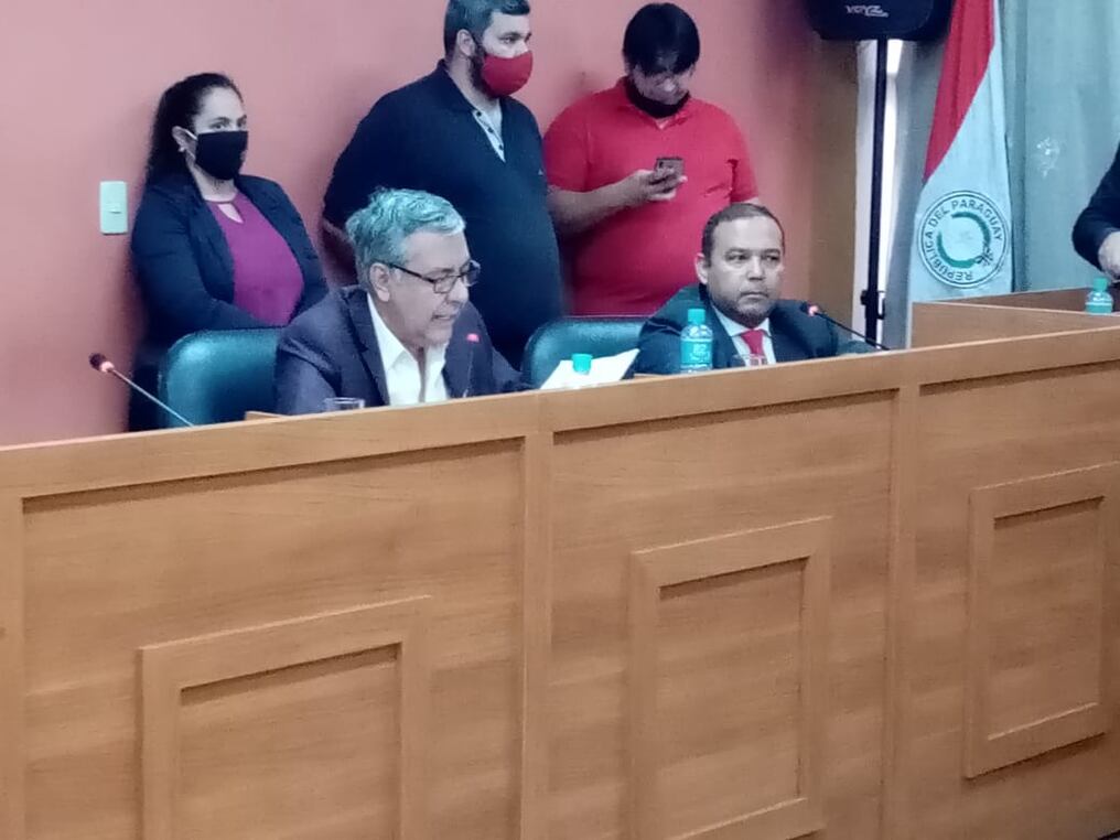 El concejal de San Lorenzo Nelson Peralta, durante la sesión en la Junta Municipal, exigió que se suspendan todos los pedidos de licitaciones que no sean de urgencia. Foto: Archivo.