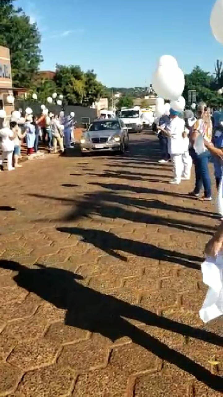 Compañeros de la profesional la despidieron esta mañana frente al Hospital Regional de Ciudad del Este por donde pasó el féretro. Foto: Gentileza.