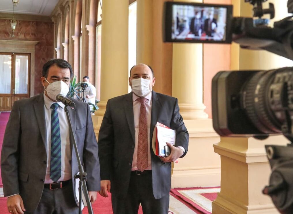 Para el titular del Ministerio de Hacienda (primero de la derecha), los recortes en el PGN 2022 planteados por la Comisión Bicameral solo afectan a dicha cartera y a los fondos para educación. Foto: Presidencia.