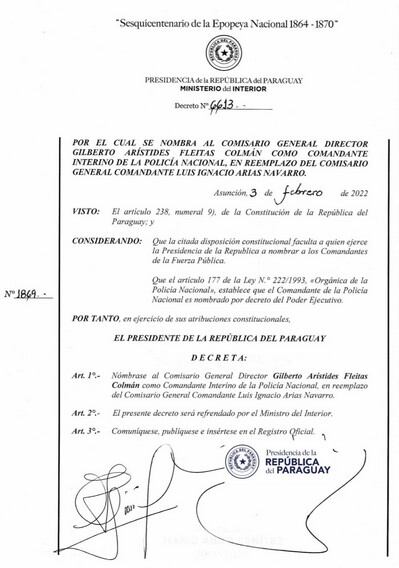El presidente de la República, Mario Abdo Benítez firmó hoy el decreto por el cual dispone el cambio en la Comandancia de la Policía Nacional, dependiente del Ministerio del Interior. Foto: Gentileza.