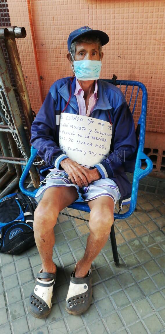 Tiene 80 años y hace 13 meses lucha para recuperar su pensión de la tercera edad, ya que el Ministerio de Hacienda lo declaró muerto. Foto: Universo 970 AM.