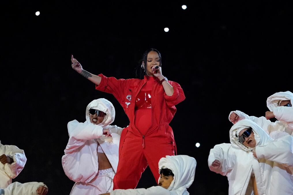 La cantante barbadense, de 34 años, protagonizó el medio tiempo del partido final del campeonato de fútbol americano en Glendale (Arizona). Foto: AFP.