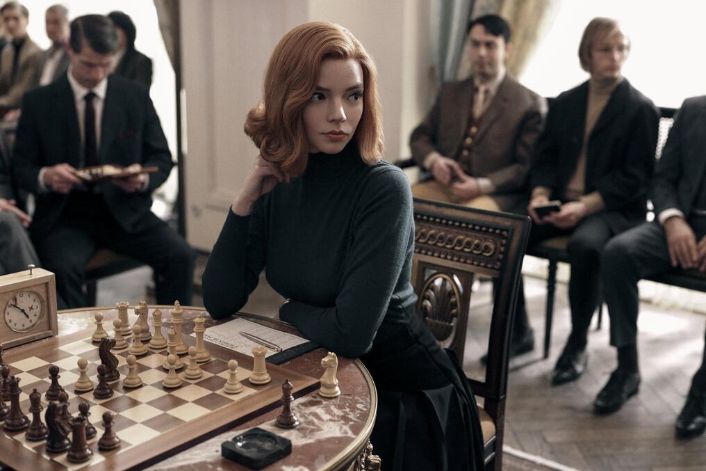 La práctica del ajedrez hizo furor en 2020 en internet, reforzada por el confinamiento y por el éxito de la serie Netflix “Gambito de Dama”. Foto: Netflix.