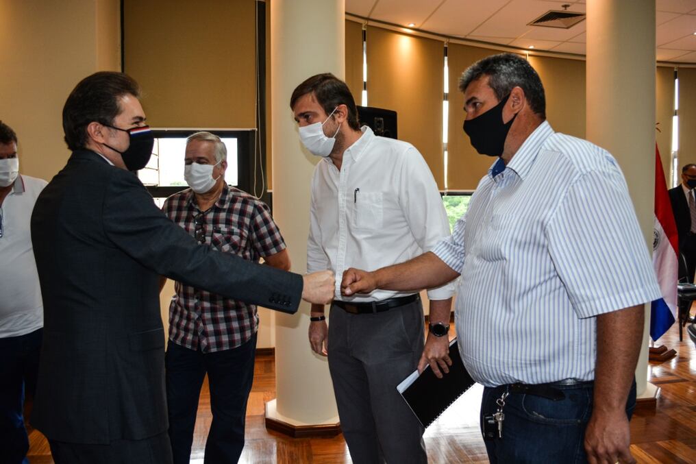Representantes de acopiadores de chatarras y directivos de la primera industria de varillas de acero de material reciclado junto al ministro del MIC. Foto: Gentileza. 