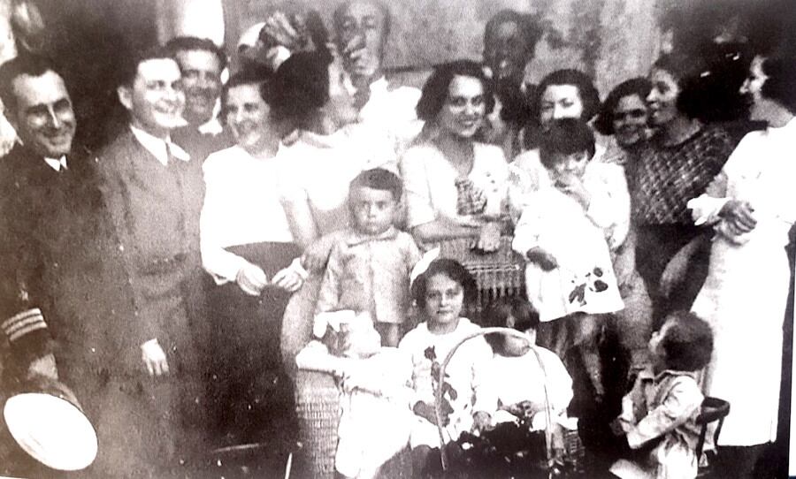 José Bozzano, Efraín Cardozo, Hilda Saguier Aceval, Miguel Ángel Gatti, Elena Cardozo, Ramón Indalecio Cardozo S., Virginia Cardozo, Elisa Cardozo de Villalonga, Santa Bozzano de Patrone. Los niños: Bozzano Cardozo, Cardozo Saguier y Gatti Cardozo. Puerto Sajonia, 1934.