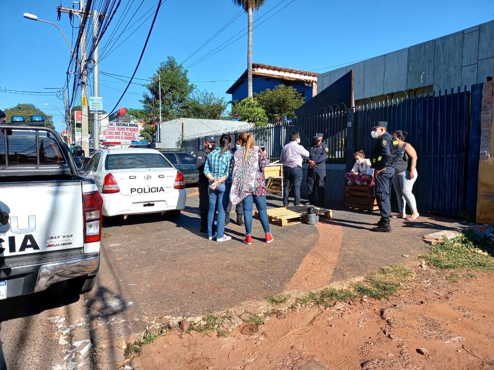 La manifestación se tornó violenta cuando se apersonó un gran número de agentes oficiales para despejar la salida del edificio. Foto: Gentileza.