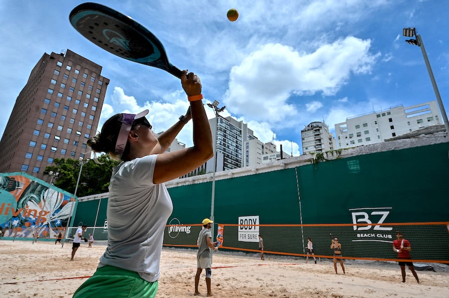Los partidos se pueden jugar en singles o dobles y es un buen sitio para distraerse y conocer gente, comentan los practicantes.