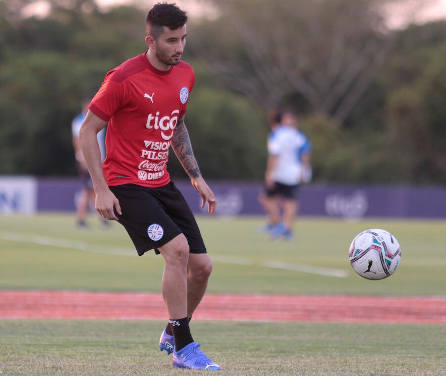 Mathías Villasanti está para ser uno de los volantes en el partido frente a Brasil el martes en Belo Horizonte.FOTO:PRENSA APF