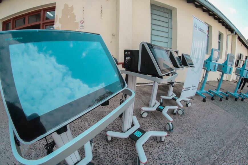 El ministro Julio Mazzoleni explicó que los equipos podrán ser utilizados específicamente para terapia intensiva y neonatología. Foto: Gentileza.