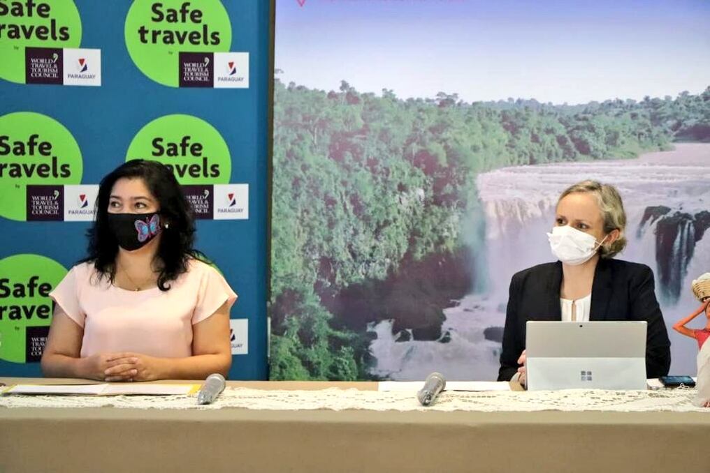 La ministra de Turismo, Sofía Montiel de Afara, en compañía de Daniela Solís de la Consultora Hidra. Foto: Gentileza.