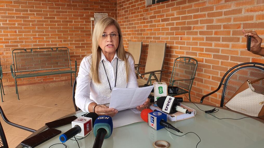 Beatriz Denis leyó un duro comunicado de repudio al Gobierno. Foto: Ángel Flecha.