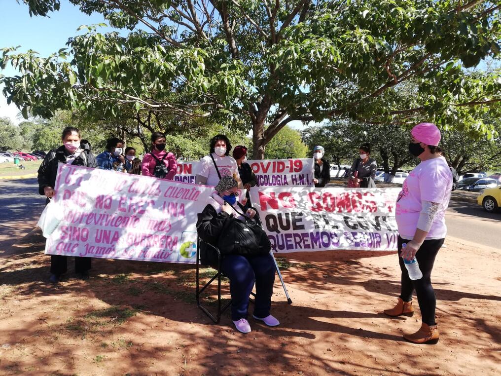 Pacientes oncológicos se manifiestan en el Hospital Nacional de Itauguá. Foto: Gentileza