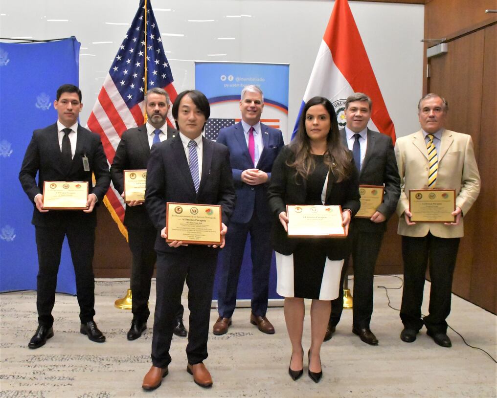 Marc Ostfield, embajador de Estados Unidos, otorgó reconocimiento a fiscales del Ministerio Público y agentes de la Secretaría Nacional Antidrogas en el marco del Operativo A Ultranza Py. Foto: Gentileza.