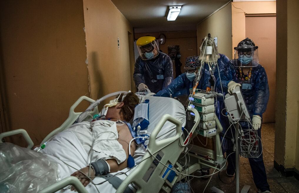 Las enfermeras transfieren a un paciente con COVID-19 a la Unidad de Pacientes Críticos, en el Hospital Barros Luco, en Santiago. Foto: AFP.