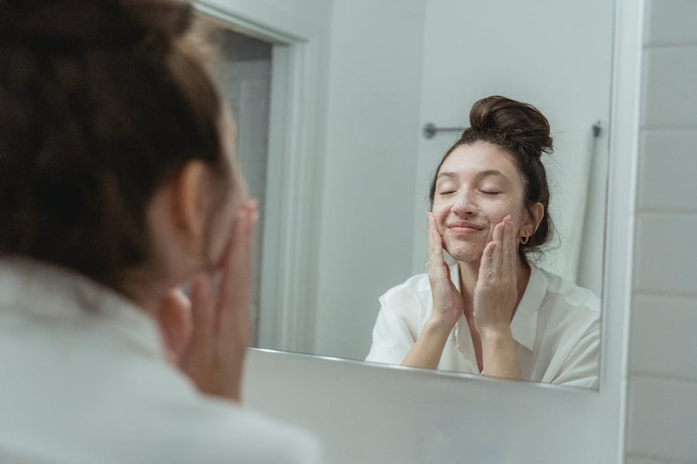 Utiliza ingredientes como ácidos hialurónicos, glicerina y niacinamida en tu limpieza facial. Foto: Gentileza.