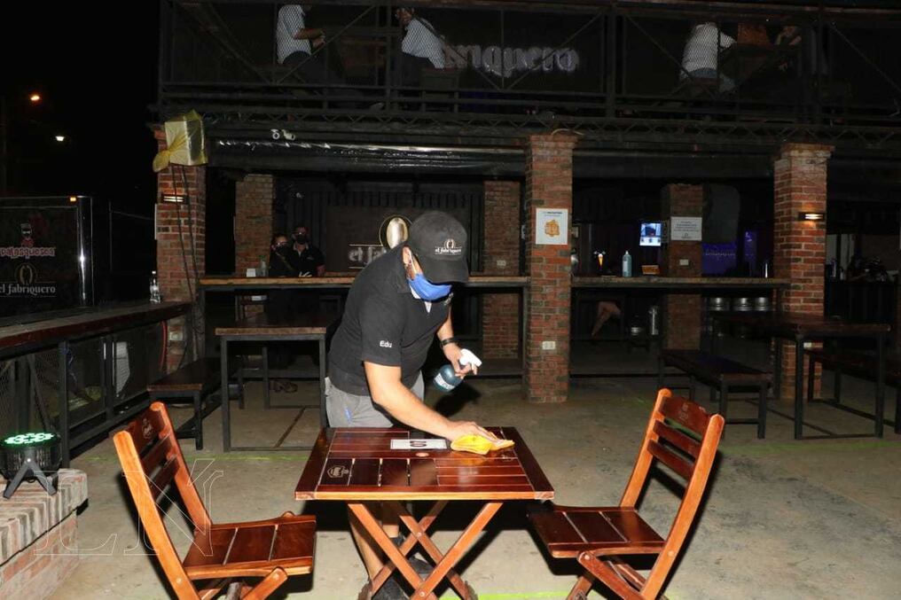 La Asociación de Propietarios de Bares del Paraguay (Asobar) prometió acabar con las fiestas clandestinas y falta de cumplimiento de las medidas sanitarias que se registran en varios de estos locales nocturnos. Foto: Gentileza.