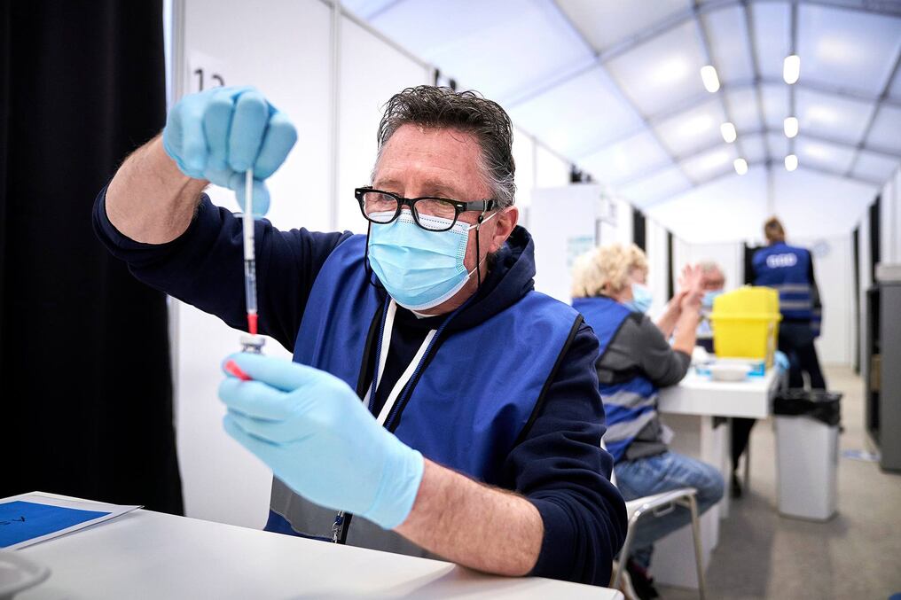 El centro Lareb indicó que recibió " diez avisos sobre la vacuna AstraZeneca en los que la trombosis o la embolia pueden haber tenido algo que ver”. Foto: Ministerio de Salud de Holanda.