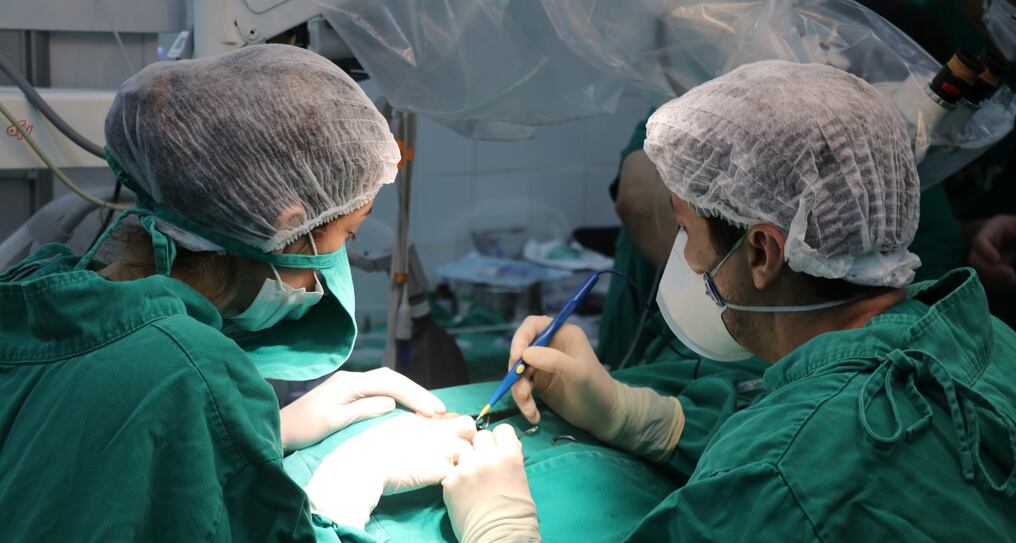 El primer implante benefició a un paciente de 2 años de edad, diagnosticado de hipoacusia sensorioneural profunda bilateral. Foto: Gentileza.