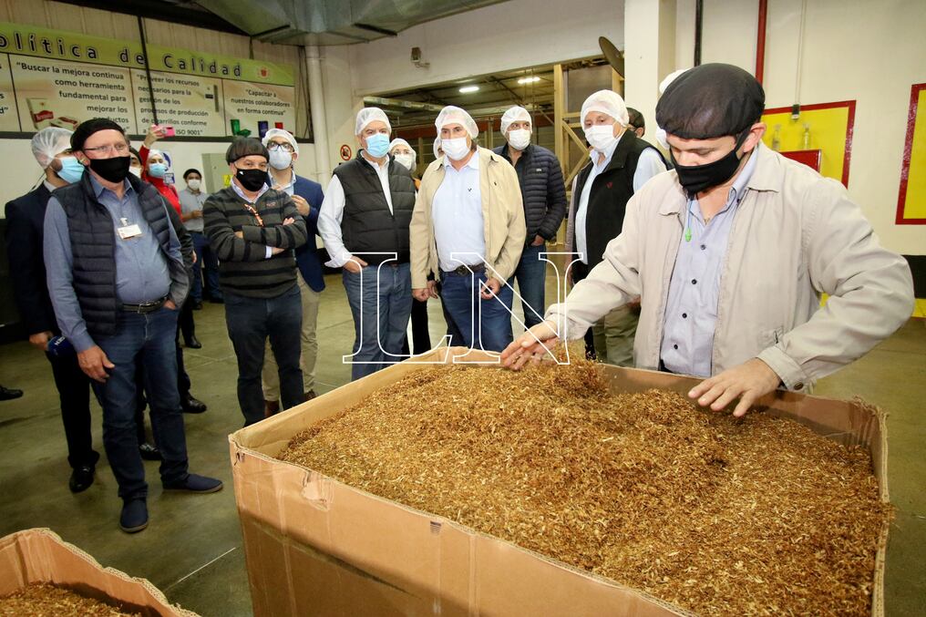 Una comitiva de autoridades de la Unión Industrial Paraguaya visitó este jueves las instalaciones de la Planta de Tabacalera del Este, en el distrito de Hernandarias, en Alto Paraná. Foto: Pánfilo Leguizamón.