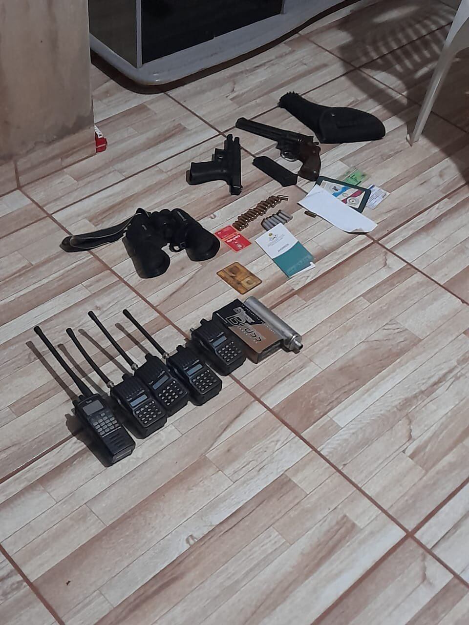 Tras el allanamiento de una vivienda fueron incautados armas de fuego, elementos tácticos, proyectiles y vehículos. Foto: Gentileza.