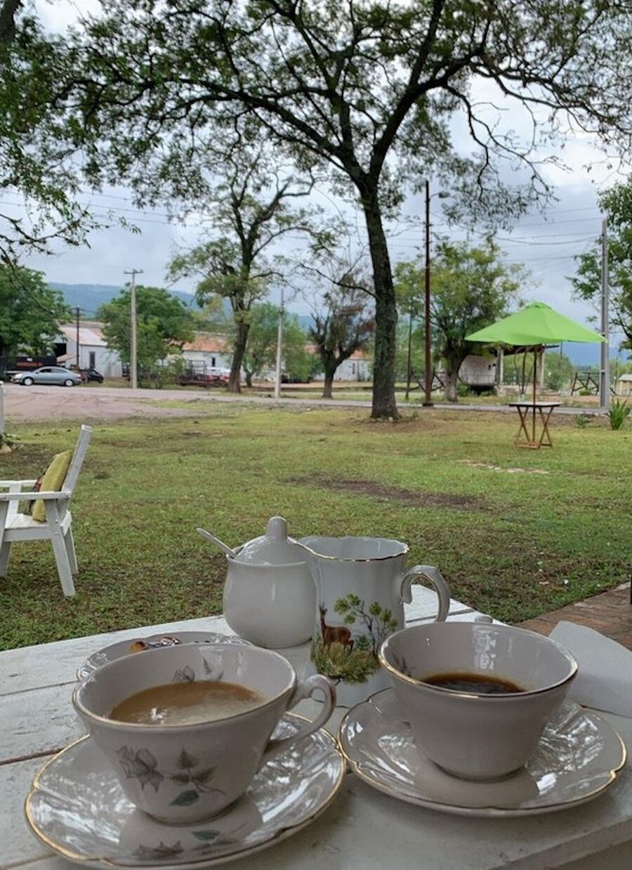 El café se sirve en tazas de porcelana original y antigua.