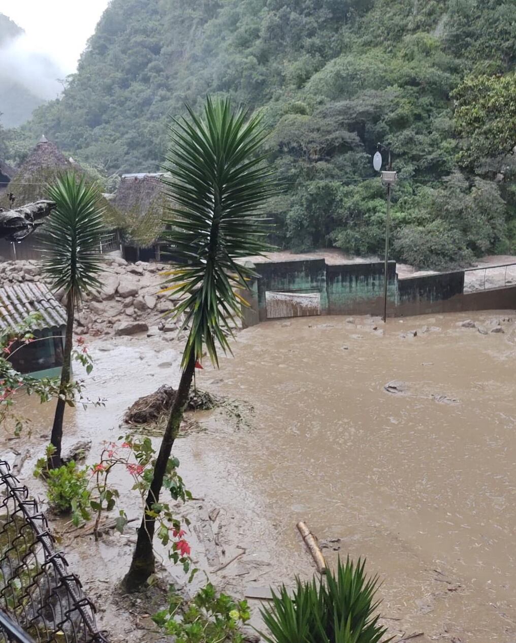 A través de un comunicado el Instituto Nacional de Defensa Civil (Indeci) informó que “hasta el momento se tiene una persona herida y otra desaparecida, una vivienda destruida y cuatro afectadas".  Foto: Cusco Noticias.