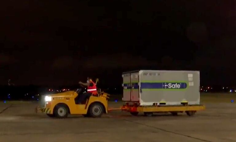 El lote de medio millón de dosis de Coronavac llegaron al país anoche, y servirán para inmunizar a 250.000 niños de 5 a 11 años. Foto: Captura de video.