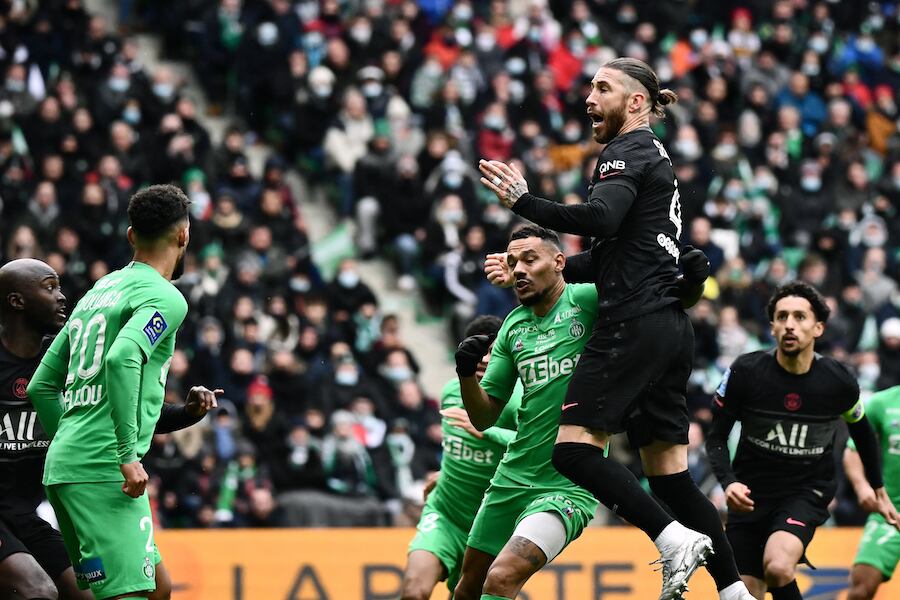 El defensor Sergio Ramos despeja una ofensiva en su debut en París SG tras varios meses de espera.FOTO:AFP