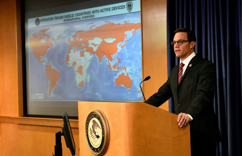 El fiscal federal interino Randy Grossman anuncia el operativo Escudo de Troya, basado en la investigación del FBI de San Diego que involucra la interceptación de comunicaciones cifradas. AFP.