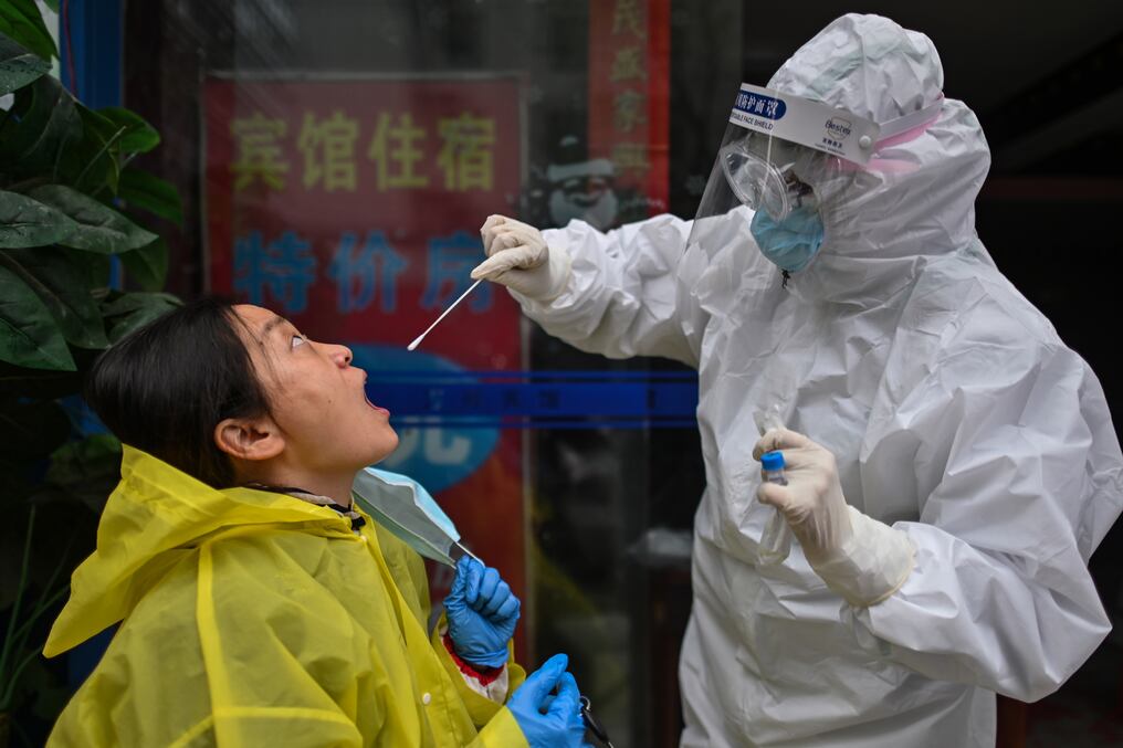 Un nuevo brote de la variante delta, que se propaga rápidamente, llegó a docenas de ciudades a partir de un foco de contagios entre los trabajadores de la limpieza del aeropuerto de Nanjing. Foto: AFP.