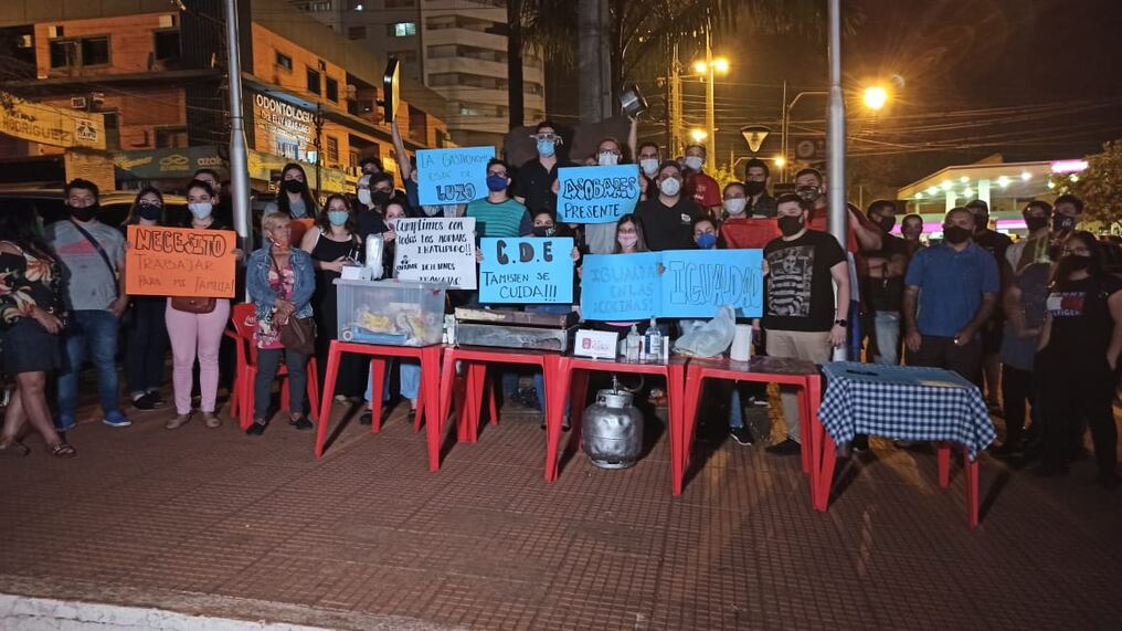 La movilización contó con unas cien personas en la rotonda Oasis, donde los asociados llevaron alimentos que entregaron allí. Dijeron que hicieron eso para mostrar que cocinar es lo que quieren y tienen derecho a hacer. Foto: Gentileza.