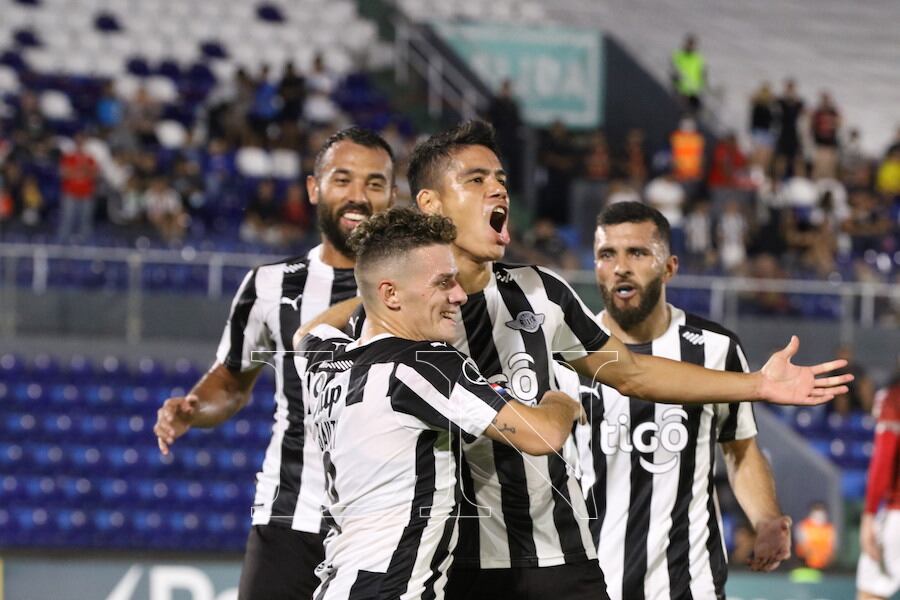 Lorenzo Melgarejo, en el festejo de su gol frente a Caracas junto a Bautista Merlini, Ramón Martínez y Antonio Bareiro.FOTO:JORGE JARA