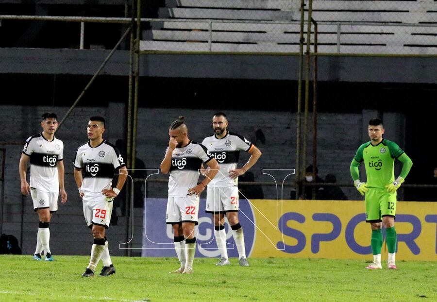 Sin respuesta se quedan los futbolistas franjeados tras una nueva derrota en el torneo Clausura y en el propio Manuel Ferreira.FOTO:NÉSTOR SOTO