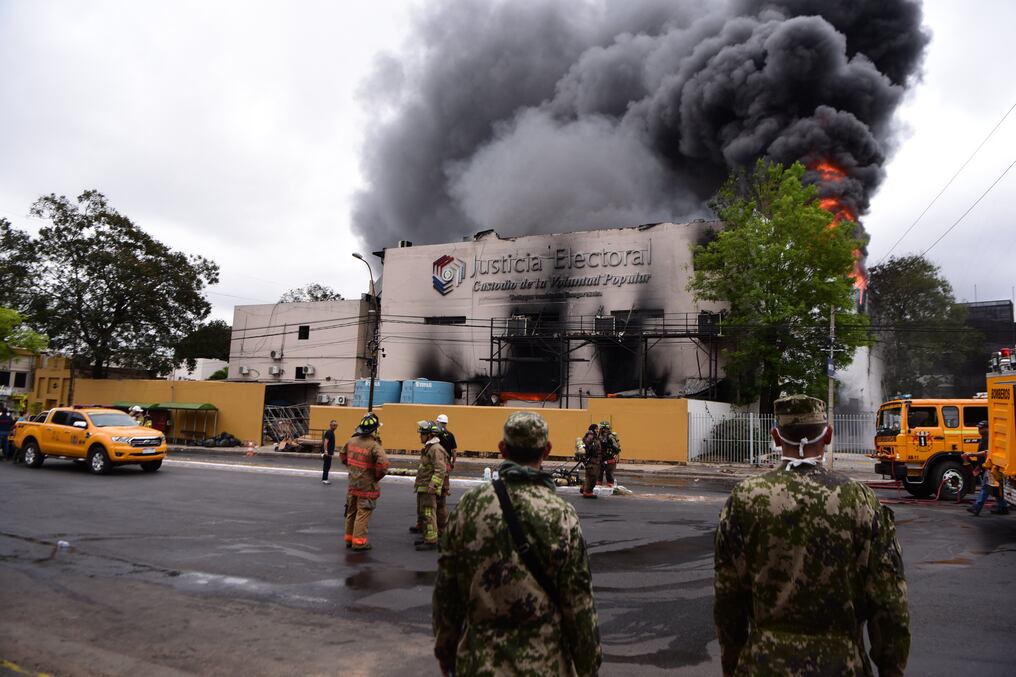 El fiscal Giovanni Grisetti sostuvo que el proceso de investigación avanza de manera lenta por la falta de equipos tecnológicos y peritos que puedan determinar la verdadera causa del incendio en la sede de la Justicia Electoral. Foto: AFP.