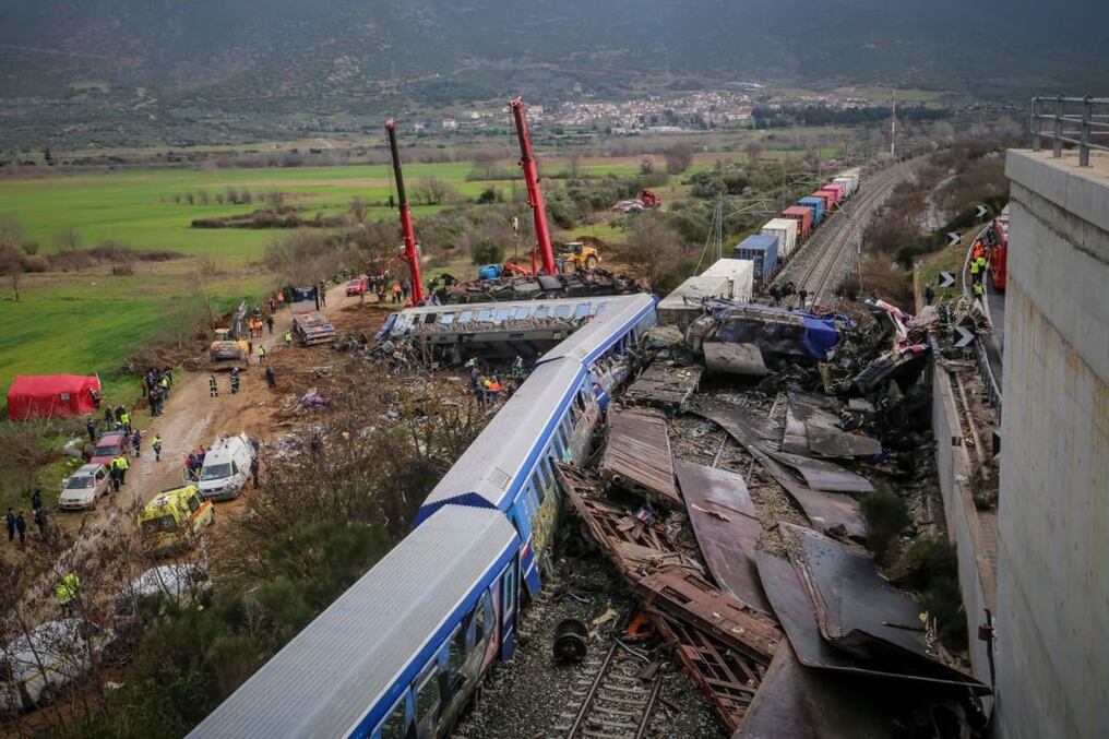 Miles de personas salieron a las calles a protestar en todo el país desde la colisión frontal entre dos trenes el martes por la noche, indignados por la falta de medidas de seguridad en la red ferroviaria griega. Foto: AFP.