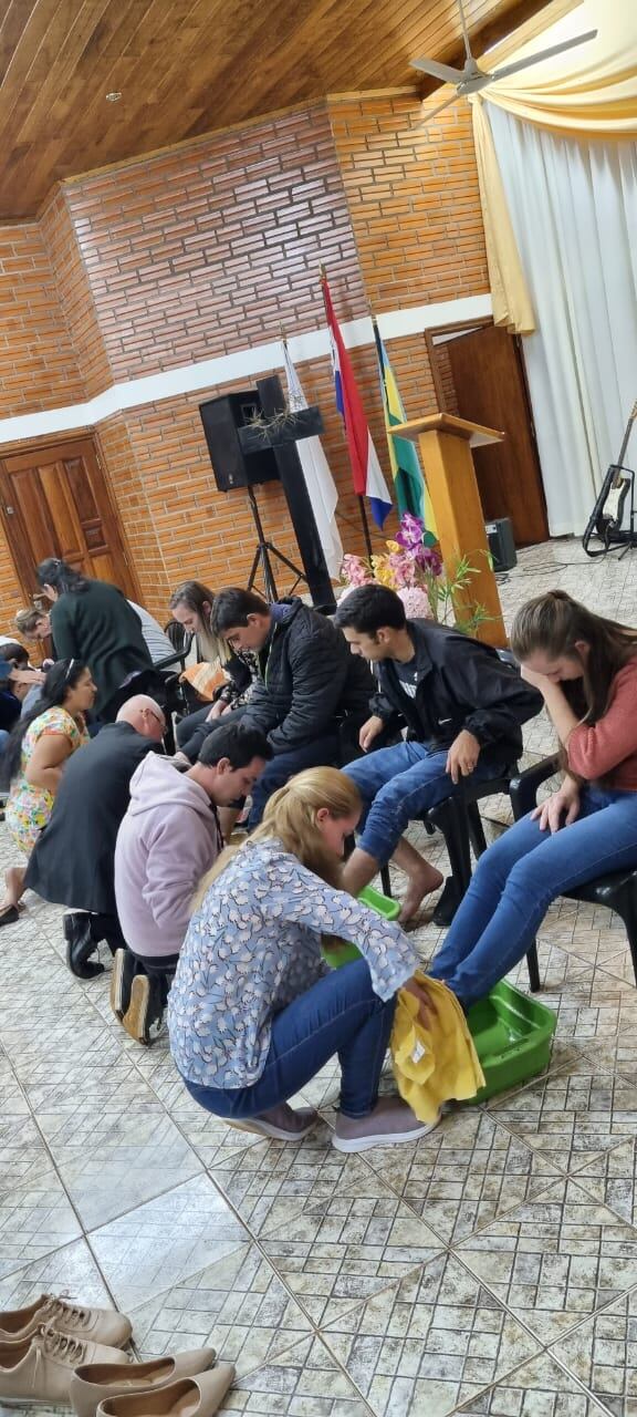 El pasado Jueves Santo, durante el servicio de lavatorio de pies, en una iglesia del CFA. Foto: Gentileza.
