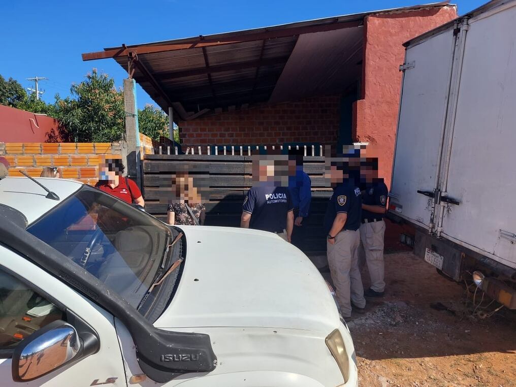 La Policía Nacional allanó una vivienda que era utilizada como desarmadero en la ciudad de Ñemby, donde se encontraba un vehículo robado. Foto: Gentileza.