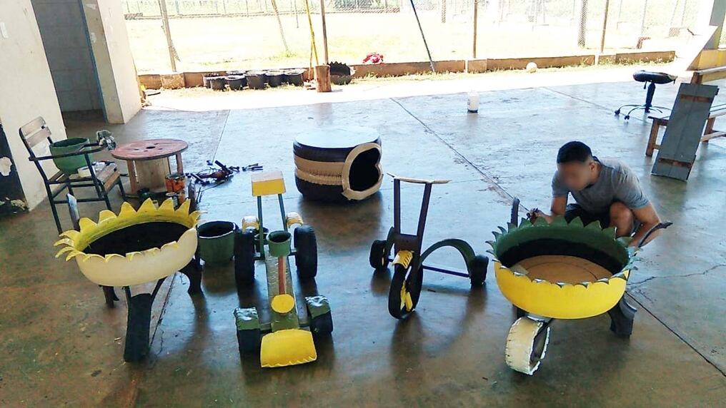 El uso de materiales reciclados para elaborar muebles, planteras y otras productos, ayuda a la reinserción y a la economías de los internos de las penitenciarías del país. Foto: Gentileza.