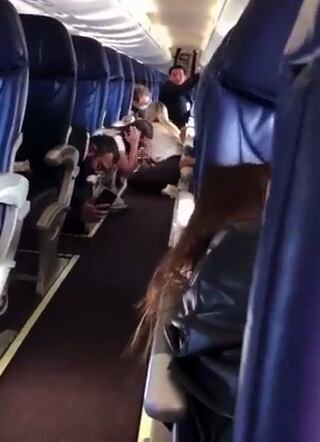 Se viralizó la grabación de los momentos de terror en el interior de una aeronave en Culiacán que se disponía a despegar. Foto: Captura de video.