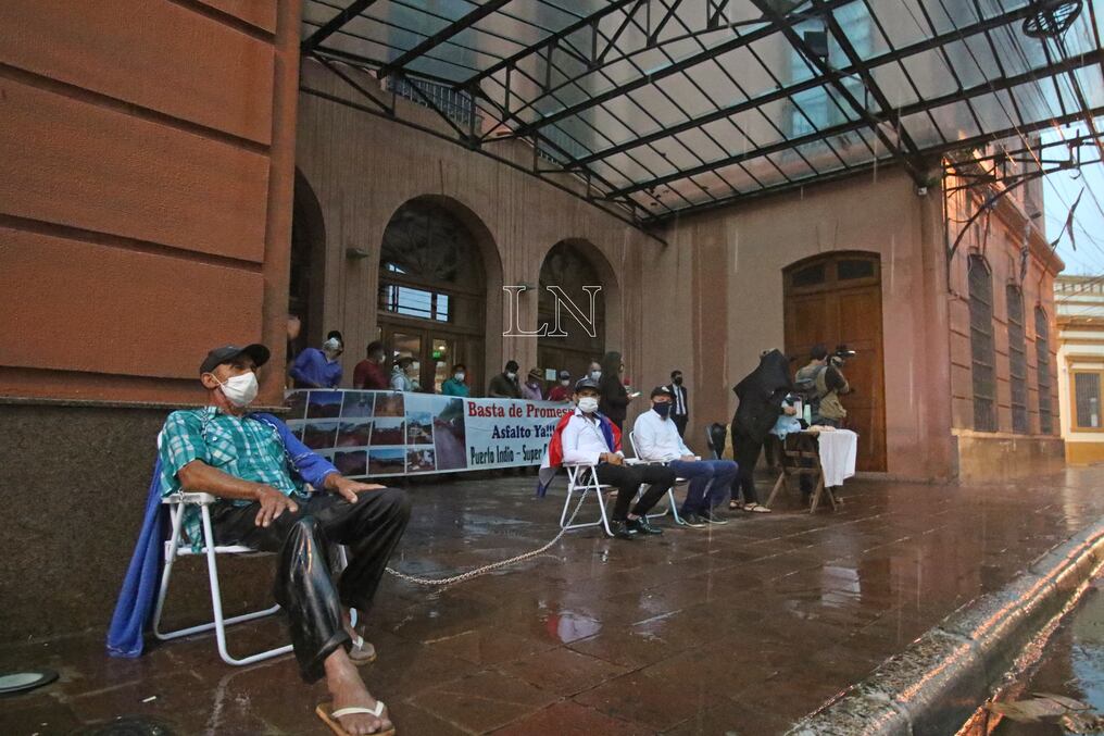 Las autoridades y pobladores de la comunidad permanecerán frente al Ministerio de Hacienda. Foto: Pánfilo Leguizamón.