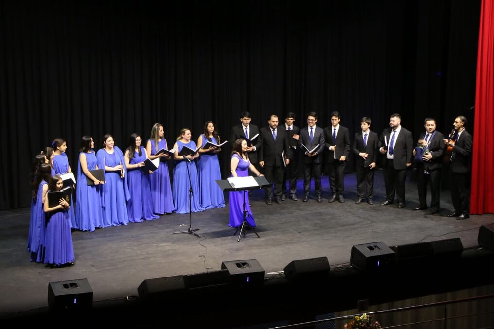 El Coro Ars Canendi, bajo la dirección de Mónica Pérez, ofreció un variado repertorio en el evento de inauguración del Centro Cultural Mangore de Ciudad del Este. Foto: Gustavo Galeano.